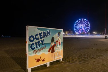 Ocean City, Maryland ABD 5 Eylül 2024 Pepsi Ferris Wheel, gece, sahil yolunda..