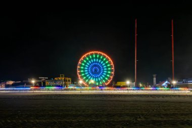 Ocean City, Maryland ABD 5 Eylül 2024 Pepsi Dönme Dolabı, gece tahta kaldırımda.