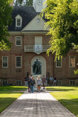 Williamsburg, Virginia, ABD 6 Eylül 2024 William & Mary Koleji kampüsündeki insanlar