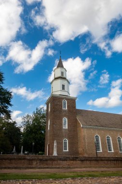 Williamsburg, Virginia, ABD 6 Eylül 2024 Kırmızı tuğlalı Bruton Kilisesi