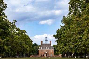 Williamsburg, Virginia, ABD 6 Eylül 2024 Koloni Williamsburg.Vali Sarayı ve Saray yeşili.