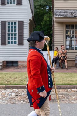 Williamsburg, Virginia, ABD 6 Eylül 2024 Gloucester Dükü ve seyircileri üzerinde bir Fife and Drum geçidi.