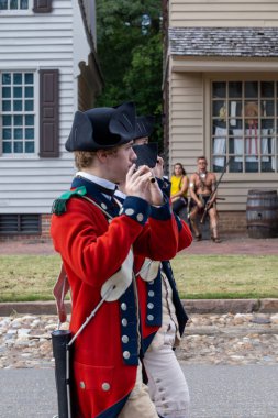 Williamsburg, Virginia, ABD 6 Eylül 2024 Gloucester Dükü ve seyircileri üzerinde bir Fife and Drum geçidi.