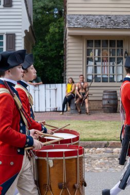 Williamsburg, Virginia, ABD 6 Eylül 2024 Gloucester Dükü ve seyircileri üzerinde bir Fife and Drum geçidi.