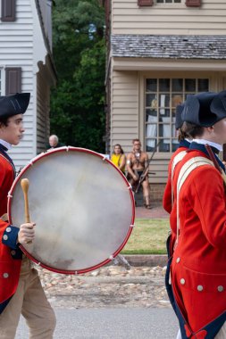 Williamsburg, Virginia, ABD 6 Eylül 2024 Gloucester Dükü ve seyircileri üzerinde bir Fife and Drum geçidi.