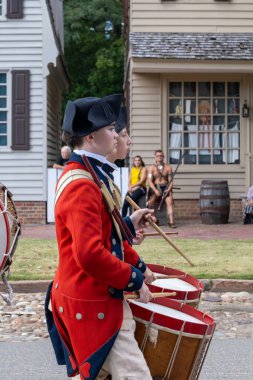 Williamsburg, Virginia, ABD 6 Eylül 2024 Gloucester Dükü ve seyircileri üzerinde bir Fife and Drum geçidi.