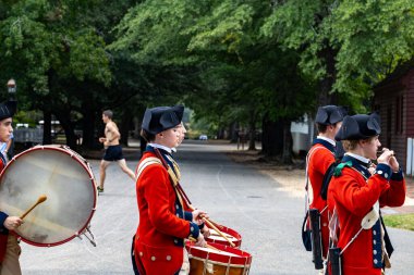 Williamsburg, Virginia, ABD 6 Eylül 2024 Gloucester Dükü ve seyircileri üzerinde bir Fife and Drum geçidi.