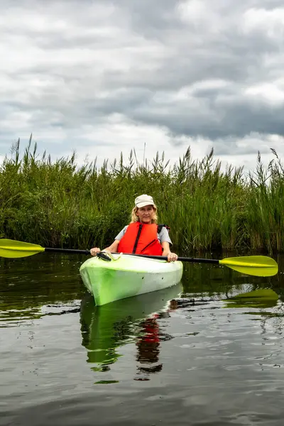 Broiomes Adası, Maryland ABD Yazın Patuxent Nehri 'nde kayak yapan bir kadın.