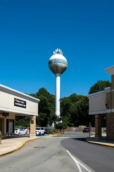 stock image Queenstown, Maryland, USA  Sept 2, 2024 An old water tower and parking lot at the Queenstown Premium Outlet