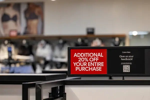 stock image Queenstown, Maryland, USA  Sept 2, 2024 A red sign inside a clothing store at the Queenstown Premium Outlet offer an additional 20 percent.