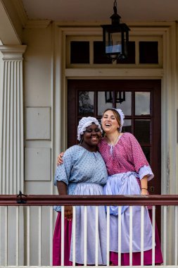 Williamsburg, Virginia, ABD 6 Eylül 2024 King 's Arms Tavernasında gülümseyen iki bayan garson