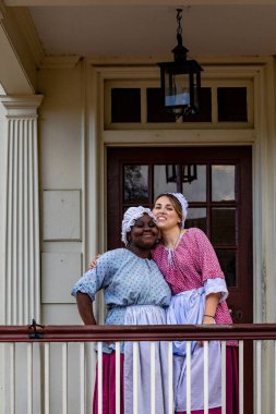 Williamsburg, Virginia, ABD 6 Eylül 2024 King 's Arms Tavernasında gülümseyen iki bayan garson