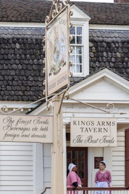 Williamsburg, Virginia, ABD 6 Eylül 2024 King 's Arms Tavernasında iki kadın garson ara verdi..