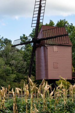 Williamsburg, Virginia, ABD 6 Eylül 2024 Koloni Williamsburg bölgesindeki eski bir yel değirmeni halk bahçesi..