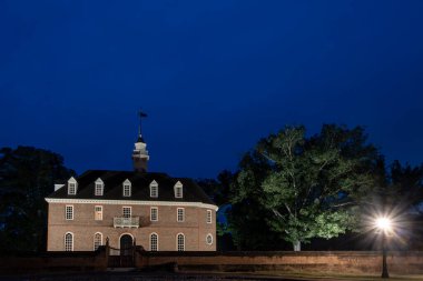 Williamsburg, Virginia, ABD 7 Eylül 2024 Alacakaranlıkta eski eyalet meclis binası.