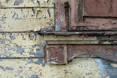 Riga, Letonya boyası şehir merkezindeki ahşap bir binada soyuluyor..