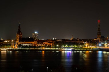 Riga, Letonya 9 Eylül 2024 Sabahın erken saatlerinde Riga silueti ve Daugava Nehri.