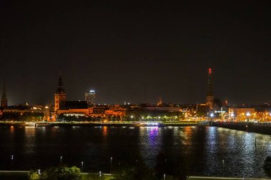 Riga, Letonya 9 Eylül 2024 Sabahın erken saatlerinde Riga silueti ve Daugava Nehri.