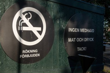 Stockholm, İsveç 12 Eylül 2024 İsveççe bir tabelada açık verandadaki bir restorana sigara ve içecek getirmeyin yazıyor..