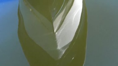 Stockholm, İsveç 'te bir motorlu tekne yaz günü Malaren Gölü' nün mavi durgun sularında süzülür.. 