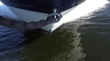 Stockholm, İsveç 'te bir motorlu tekne yaz günü Malaren Gölü' nün mavi durgun sularında süzülür.. 