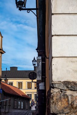 Stockholm, İsveç 18 Eylül 2024 Sodermalm bölgesinde Katarina Kyrkobacke adında tarihi bir caddede bir kadın duruyor..