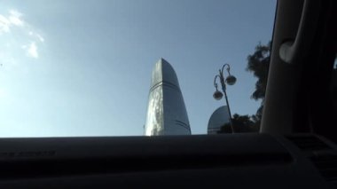 Bakü, Azerbaycan. Şehir merkezindeki Yanan Kuleler binasının önünden geçeceğiz.. 