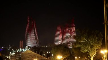 Bakü, Azerbaycan Gece Alev Kuleleri 'ndeki renkli projeksiyonların gece görüşü. 