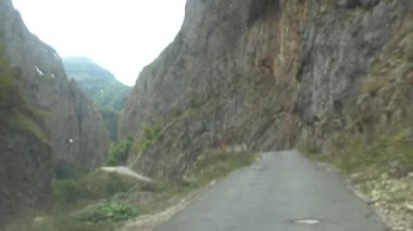 Quba, Azerbaycan Gudiyalchay Nehri vadisinde giden bir arabanın manzarası.