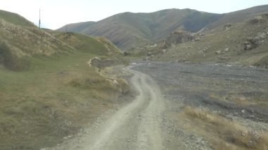 Quba, Azerbaycan Gudiyalchay Nehri vadisinde giden bir arabanın manzarası.