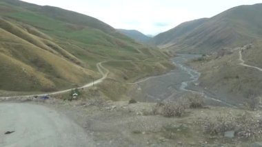 Quba, Azerbaycan Gudiyalchay Nehri vadisinde giden bir arabanın manzarası.