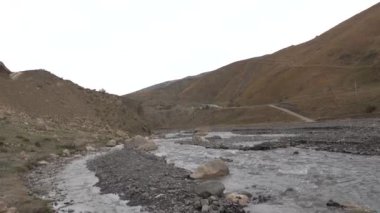Quba, Azerbaycan Gudiyalchay Nehri vadisinde giden bir arabanın manzarası.