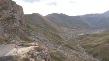Quba, Azerbaycan Gudiyalchay Nehri vadisinde giden bir arabanın manzarası.