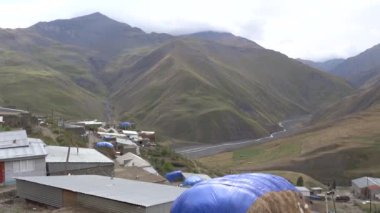 Khinaliq, Azerbaycan Azerbaycan 'ın en yüksek köyü ve Gudiyalchay Nehri Vadisi manzarası