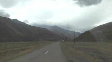 Quba, Azerbaycan Gudiyalchay Nehri vadisinde giden bir arabanın manzarası.