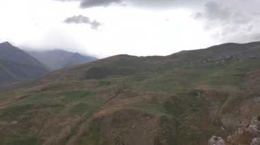 Quba, Azerbaycan Gudiyalchay Nehri vadisinde giden bir arabanın manzarası.