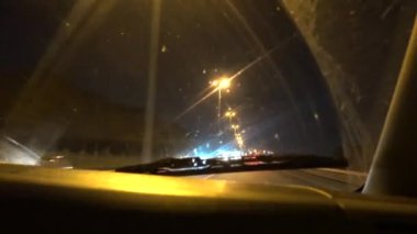 Bakü, Azerbaycan Kasabanın dışındaki M1 otoyolunda gece bir araba sürüyor. 