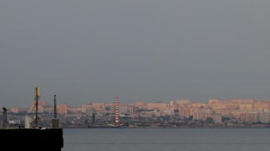 Bakü, Azerbaycan Gün batımındaki liman manzarası. 