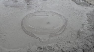 Gobustan, Azerbaycan Çamuru Bakü 'nün dışındaki çölde tarihi çamur volkanlarından fokurduyor..  