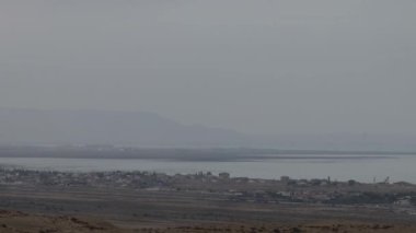 Gobustan, Azerbaycan. Sisli bir günde çöl ve Hazar Denizi manzarası..  