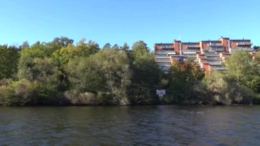 Stockholm, İsveç. Malaren Gölü 'ndeki hareketli bir tekneden Bromma yerleşim bölgesinin deniz manzarası..