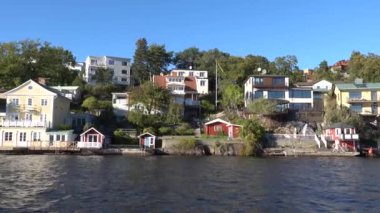 Stockholm, İsveç. Malaren Gölü 'ndeki hareketli bir tekneden Bromma yerleşim bölgesinin deniz manzarası..