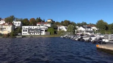 Stockholm, İsveç. Malaren Gölü 'ndeki hareketli bir tekneden Bromma yerleşim bölgesinin deniz manzarası..