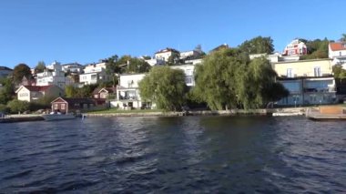 Stockholm, İsveç. Malaren Gölü 'ndeki hareketli bir tekneden Bromma yerleşim bölgesinin deniz manzarası..