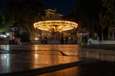 Bakü, Azerbaycan 22 Eylül 2024 Geceleri Fountain Meydanı 'nda yayalar ve bir atlı karınca.