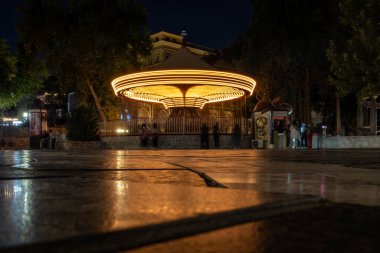 Bakü, Azerbaycan 22 Eylül 2024 Geceleri Fountain Meydanı 'nda yayalar ve bir atlı karınca.