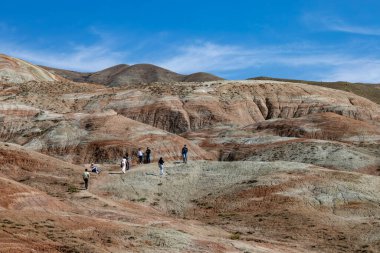 Khizi, Azerbaycan 22 Eylül 2024 Turistler ünlü Şekerkamışı Dağları 'ndaki renkli kaya oluşumlarını ziyaret ederler..