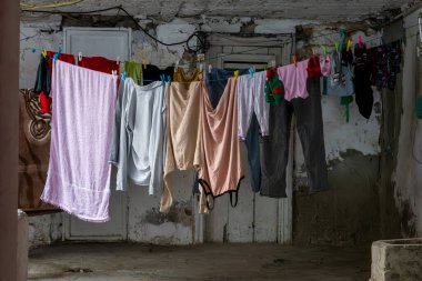 Bakü, Azerbaycan Sept Çamaşırhanesi şehir merkezinde dar bir sokakta asılı duruyor..