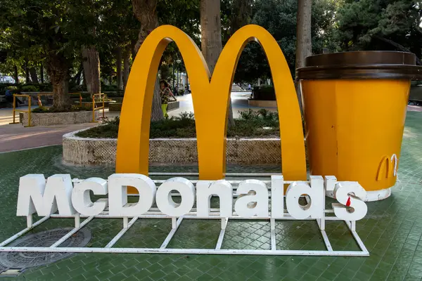 Bakü, Azerbaycan 22 Eylül 2024 şehir merkezindeki Fountains Meydanı 'nda büyük bir McDonald' s tabelası..