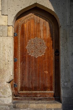 Bakü, Azerbaycan Eski Şehir 'deki Shirvanshahlar Sarayı' nın süslü ahşap kapısı.